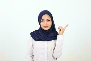 zuiden oosten- Aziatisch Maleis vrouw hoofddoek gelaats uitdrukking tonen punt vinger omhoog foto