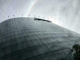 glas venster gebouw onder ochtend- bewolkt zon foto