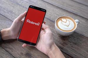 Chiang Mai, Thailand, 11 mei 2019, man hand met oneplus 6 met inlogscherm van Pinterest-applicatie foto