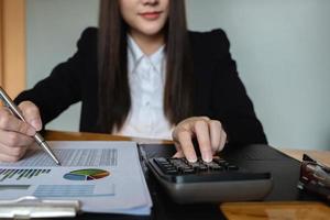 accountant met behulp van rekenmachine foto