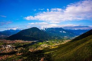 Monte Summano en wolken foto