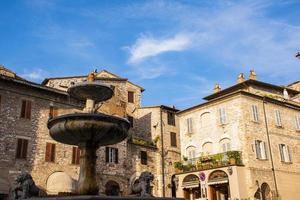 fontein in de stad assisi, umbrië foto