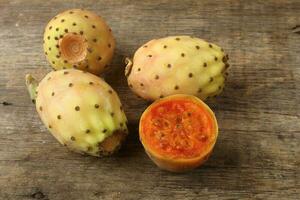 geel oranje cactus fruit stekelig Peer netelig sappig foto