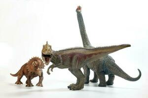 tyrannosaurus triceratops brachiosaurus dinosaurus speelgoed- beeldje Aan wit achtergrond foto