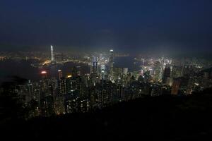 Victoria piek, hong kong- maart 12, 2019 verkoudheid mistig avond nacht visie van bruisend stad hong Kong van Victoria piek. foto