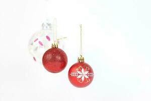 Kerstmis rood ornament decoratie hangen Aan wit achtergrond foto