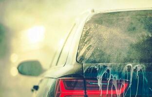 schoonmaak voertuig in auto wassen foto