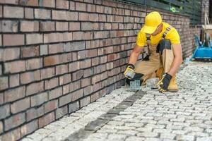 professioneel aannemer houdende bestrating stenen foto