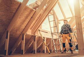 professioneel bouw arbeider binnen nieuw gebouwd houten kader huis foto