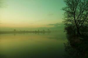 mistig rivier- bank landschap foto