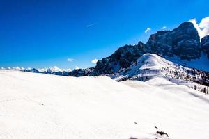 toppen van de dolomieten in de winter foto