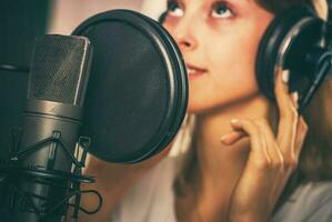 vrouw Voice over spreker in opname studio foto