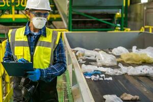 verspilling beheer sorteren faciliteit arbeider foto