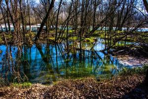 reflecties in de rivierbedding foto