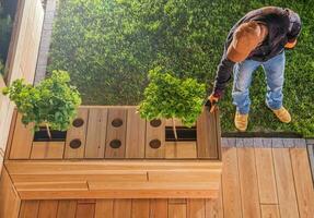 houten dek en tafel project in achtertuin tuin. foto