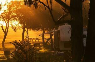 zomer weekend rv reizen aanhangwagen ga weg foto