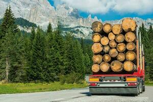 hout timmerhout vrachtauto levering foto