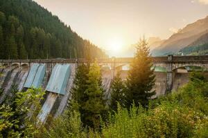 Italiaans stad- in de buurt dam Bij zonsondergang. foto