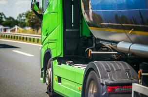 chemisch vloeistoffen semi vrachtauto Aan snelweg foto