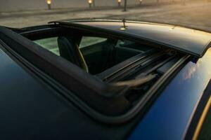 glas zonnedak van snel auto. foto