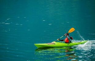 Kaukasisch kayaker Aan de meer foto