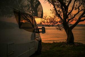 rv camper busje toneel- zonsondergang foto