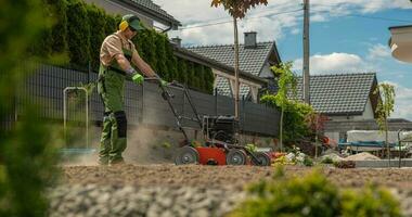 landschapsarchitectuur arbeider voorbereidingen treffen bodem gebruik makend van beluchter foto