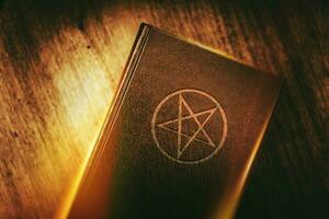 mysterieus boek met pentagram foto