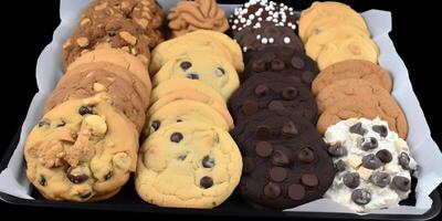 een dienblad van koekjes met verschillend smaken ai gegenereerd foto