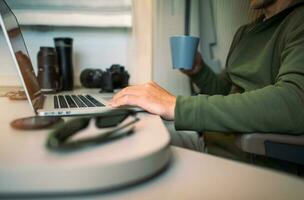 afgelegen computer werk van een camper busje foto