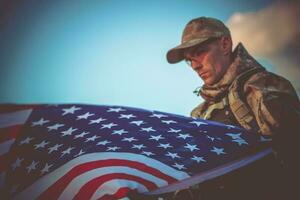 leger veteraan met Verenigde Staten van Amerika vlag foto