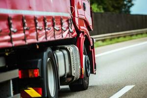 rood vrachtauto Aan de weg foto