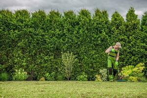 tuinman harken vers gemaaid gras van achtertuin tuin gazon foto