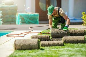 professioneel tuinarchitect installeren nieuw gras graszoden in een tuin foto