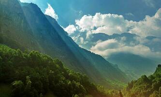 berg jungfrau en vallei in Zwitserland. foto
