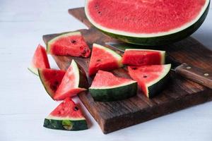 vers watermeloenfruit op tafel foto