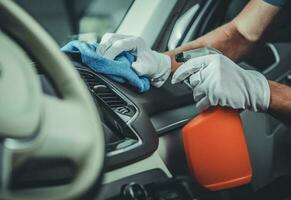 auto interieur schoonmaak en onderhoud gebruik makend van gespecialiseerd wasmiddelen foto