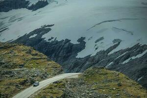 auto Aan de dramatisch alpine weg met gletsjers foto
