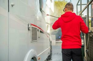 rv eigenaar druk het wassen zijn camper busje foto