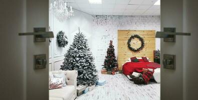 Kerstmis interieur met een Kerstmis boom haard en Open deur foto