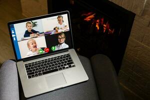 jongen video conferenties met tutor Aan laptop Bij huis. afstand onderwijs concept. foto