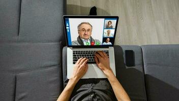 detailopname van zakenman video conferenties Aan laptop Bij bureau in kantoor foto