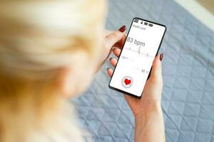 dokter online concept, mobiel app voor internet medisch Diensten Aan de scherm van smartphone foto