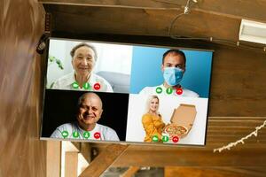 detailopname van dokter hebben video conferentie Aan laptop Bij houten bureau foto