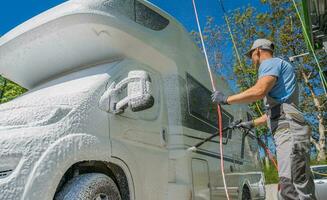 mannen het wassen modern klasse c camper busje rv met actief schuim foto