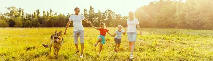 familie, huisdier, huiselijk dier en mensen concept - dichtbij omhoog van familie met Duitse herder Aan wandelen in park foto