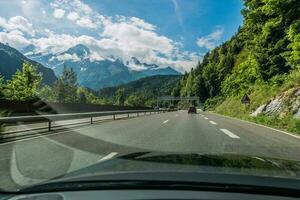 auto bestuurder visie van snelweg en bergen in chamonix Frankrijk foto