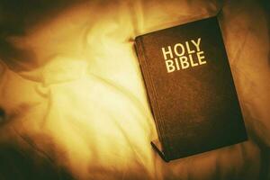 heilig Bijbel Aan de bed foto