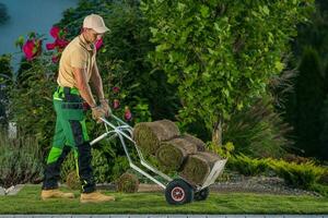 professioneel tuinarchitect in beweging gras graszoden Aan een kar foto