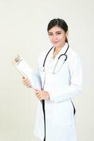 jong Aziatisch vrouw dokter vervelend schort uniform tuniek schort houden foto